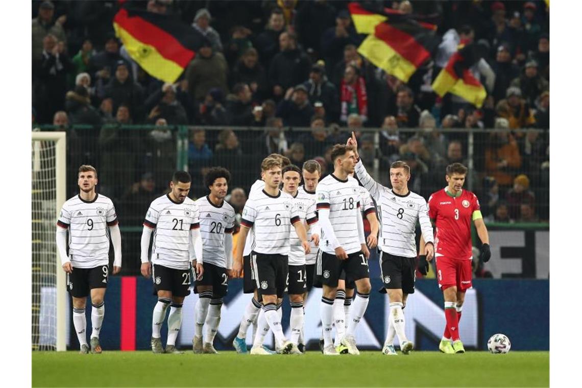 Torschütze Toni Kroos (M/8) feiert mit seinen Teamkollegen das 3:0 gegen Weißrussland. Foto: Christian Charisius/dpa