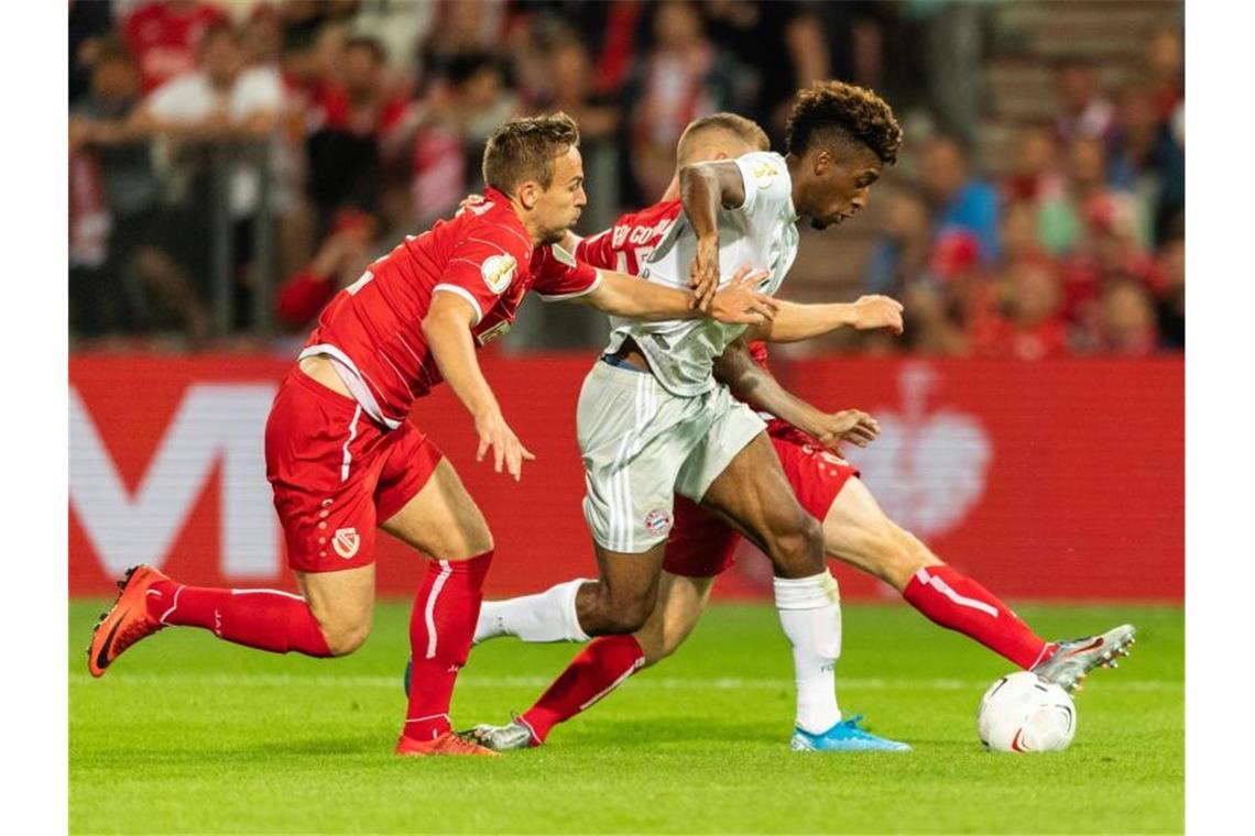 Schmuckloser Bayern-Sieg bei Energie Cottbus Torschütze und Vorbereiter beim Bayern-Sieg in Cottbus: Kingsley Coman (M). Foto: Robert Michael