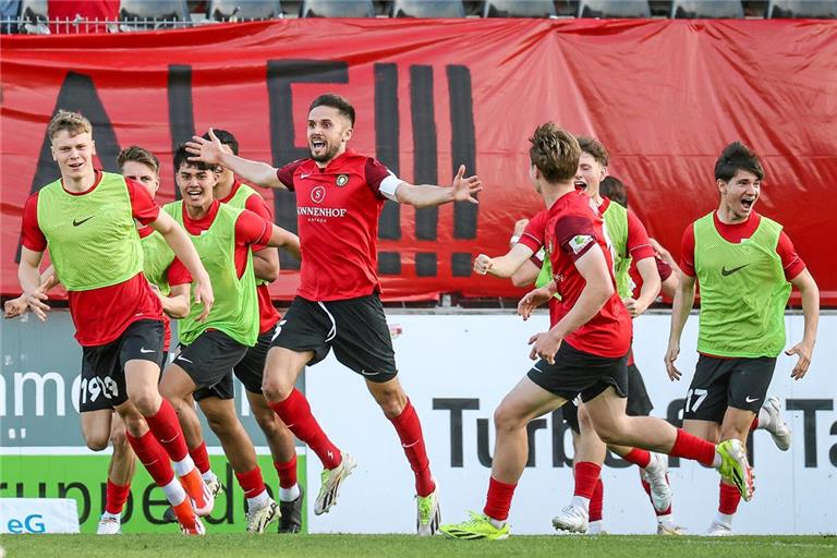 Torschütze Volkan Celiktas bejubelt mit ausgebreiteten Armen zusammen mit seinen Kollegen das 1:0.Fotos: Alexander Becher