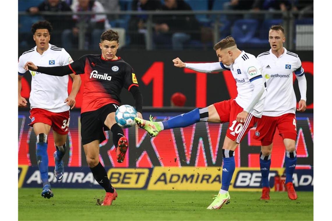 Wieder kein Sieg: HSV verzweifelt an Holstein Kiel Torschützen unter sich: HSV-Profi Sonny Kittel (r) und Kiels Benedikt Pichler. Foto: Christian Charisius/dpa