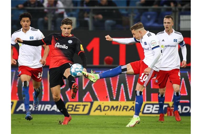 Torschützen unter sich: HSV-Profi Sonny Kittel (r) und Kiels Benedikt Pichler. Foto: Christian Charisius/dpa