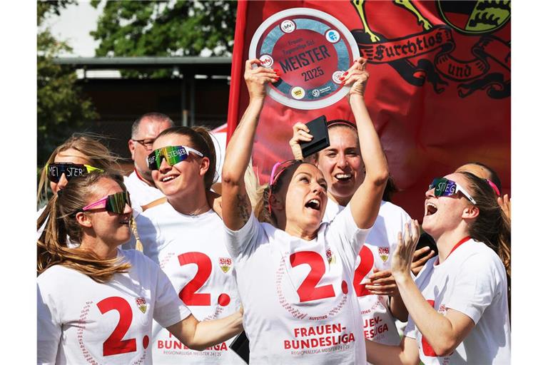 Torschützenkönigin mit Meisterschale: Mandy Islacker feiert einen krönenden  Abschluss ihres VfB-Engagements.