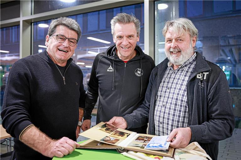 Torsten Appel (Mitte) mit seinen ehemaligen Weggefährten Erhard Braun (links) und Rudi Hahn beim Stöbern in alten Fotoalben. Foto: Alexander Becher