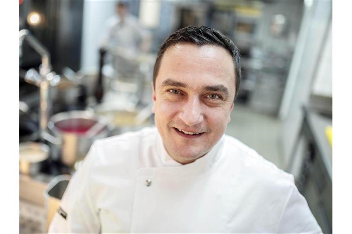 „Schwarzwaldstube“ mit 19,5 „Gault&Millau“-Punkten spitze Torsten Michel, Küchenchef der Schwarzwaldstube im Hotel Traube Tonbach. Foto: Uli Deck/dpa/Archivbild