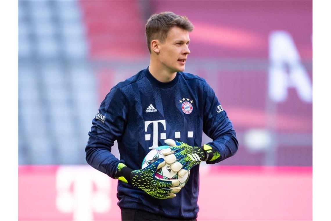 Bayern mit vier Neuen in Freiburg: Lewandowski will Rekord Torwart Alexander Nübel wärmt sich auf. Foto: Sven Hoppe/dpa/Archiv