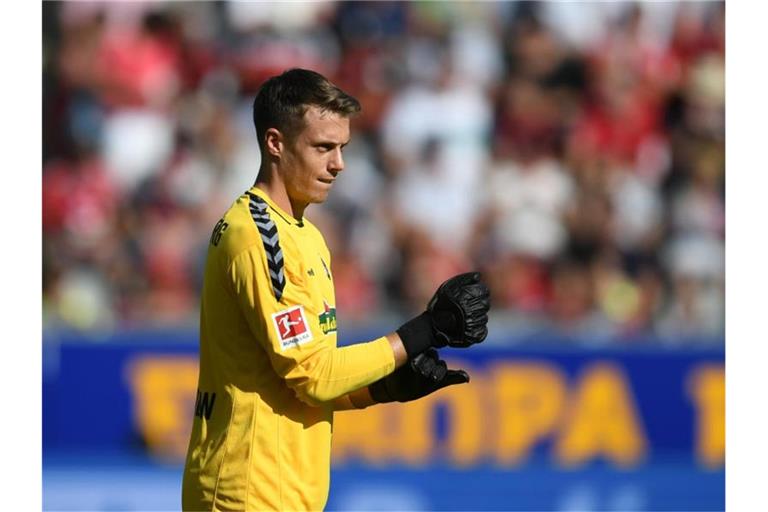 Torwart Alexander Schwolow kann sich auch vorstellen beim SC Freiburg zu bleiben. Foto: Patrick Seeger/dpa