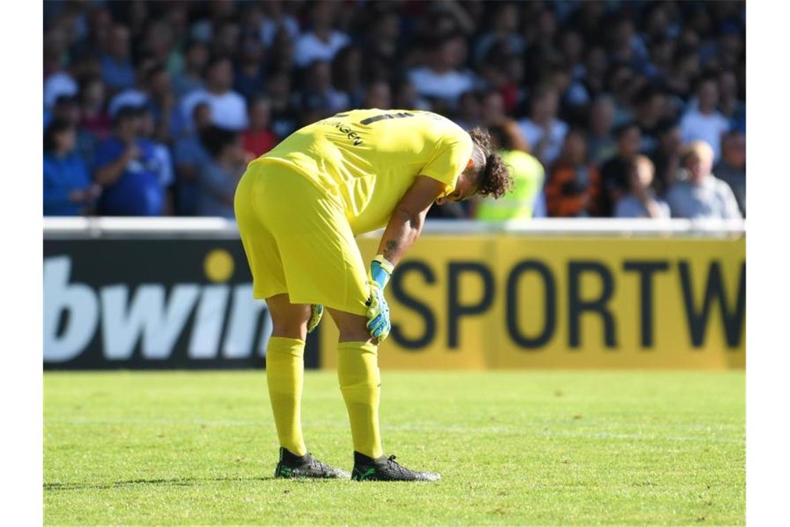 Villingen: Neunmal im Pokal, neunmal gleich ausgeschieden Torwart Andrea Hoxha von Villingen ist nach dem 1:2 enttäuscht. Foto: Patrick Seeger