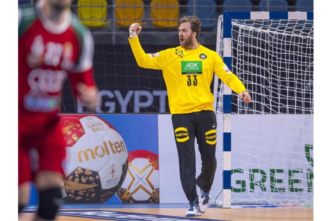 Deutsche Handballer müssen um WM-Viertelfinale bangen Torwart Andreas Wolff jubelt nach einer Parade. Foto: Sascha Klahn/dpa