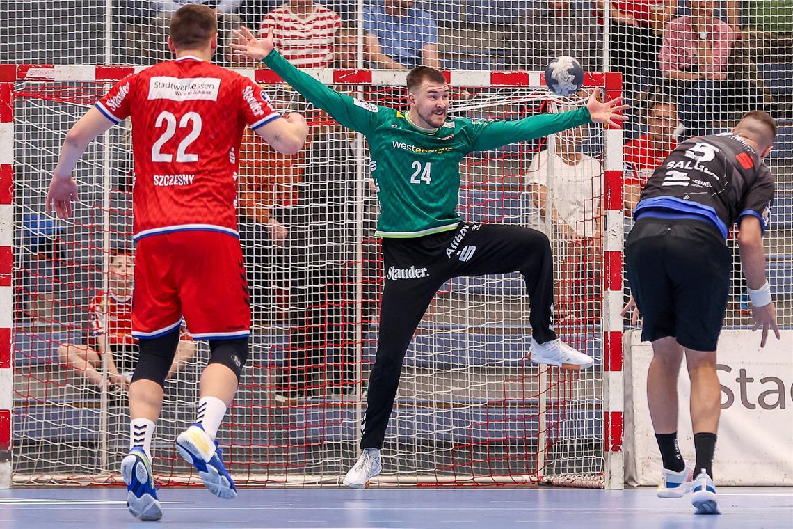 Torwart Dennis Wipf (hier noch im Trikot von TuSEM Essen) wechselt im Sommer zum HCOB. Archivfoto: Imago