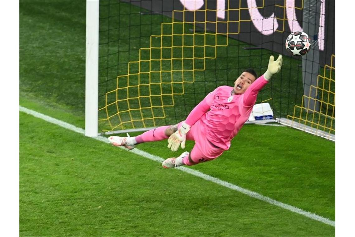 Torwart Ederson von Manchester kommt an den Ball von Jude Bellingham nicht mehr ran. Foto: Federico Gambarini/dpa-Pool/dpa