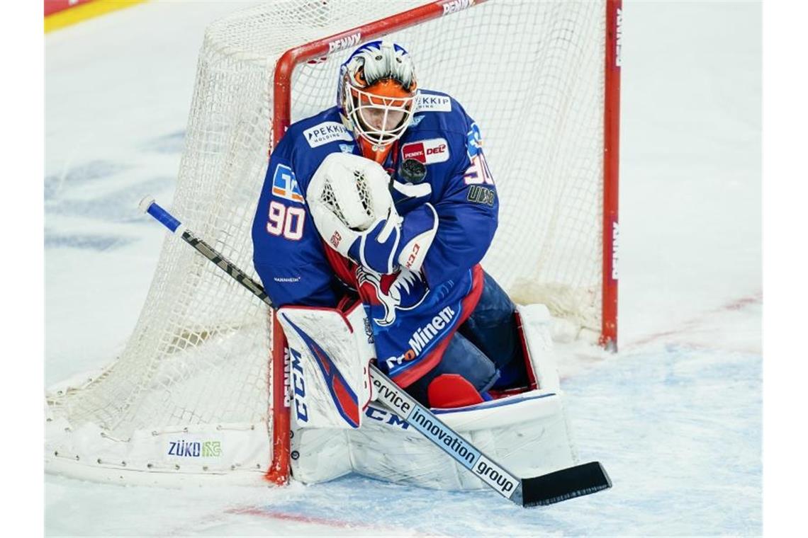 Mannheim gewinnt gegen Straubing Torwart Felix Brückmann hielt seinen Kasten gegen die Straubing Tigers sauber. Foto: Uwe Anspach/dpa