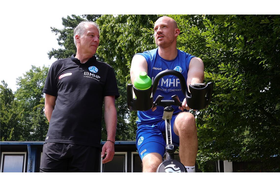 Torwart Felix Dornebusch (re.,  beim Rehatraining, neben Lutz Siebrecht) zog sich im Januar 2025 im Training einen Kreuzbandriss zu. Der Ausfall des 31-Jährigen wog schwer – auf und neben dem Spielfeld. In der diesjährigen Winterpause wird er zurückerwartet.