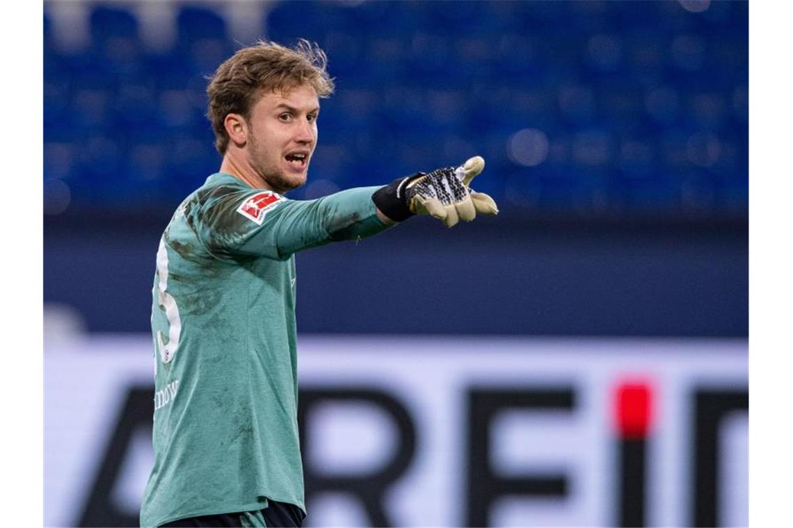 Rönnow vor Spiel gegen VfB: „Müssen positiv bleiben“ Torwart Frederik Rönnow gibt Anweisungen an seine Mitspieler. Foto: Guido Kirchner/dpa/Archivbild