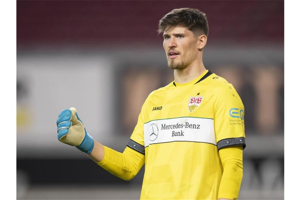 Wechsel zum BVB ein Thema? Kobel: „Auf jeden Fall“ Torwart Gregor Kobel gestikuliert. Foto: Tom Weller/dpa/Archivbild