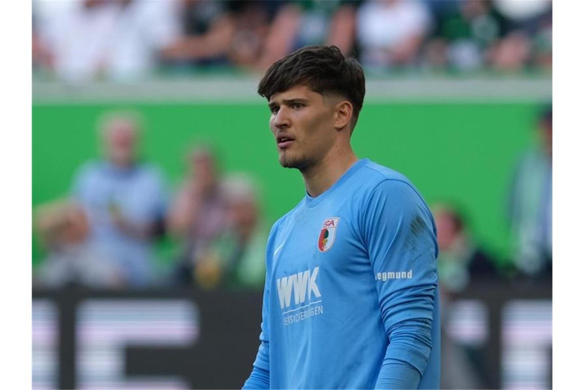 Torwart Gregor Kobel steht im Tor. Foto: Peter Steffen/Archivbild