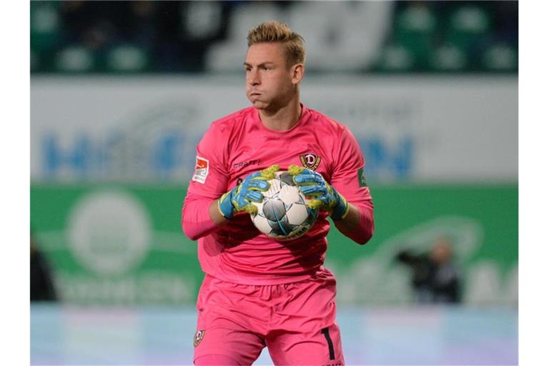 Torwart Kevin Broll von Dresden fängt den Ball. Foto: Timm Schamberger/dpa