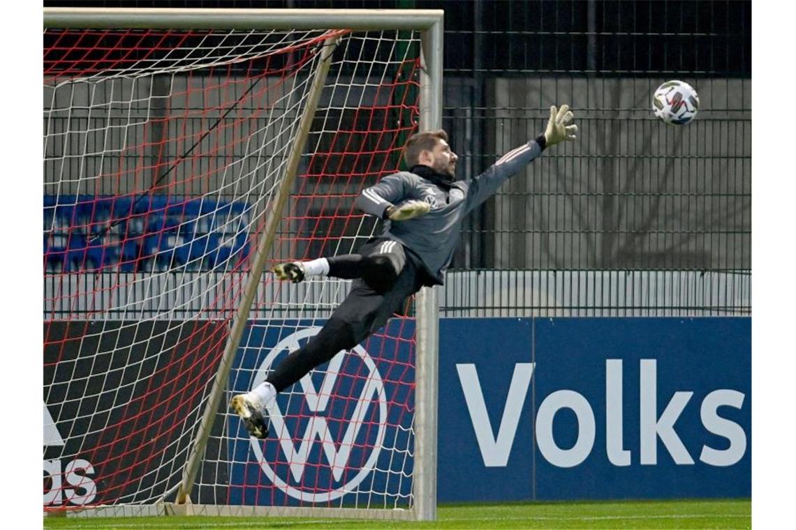 Bierhoff beklagt Stimmung um DFB-Elf - Löw: „Stück vor uns“ Torwart Kevin Trapp bei einer Flugeinlage. Foto: Robert Michael/dpa-Zentralbild/dpa