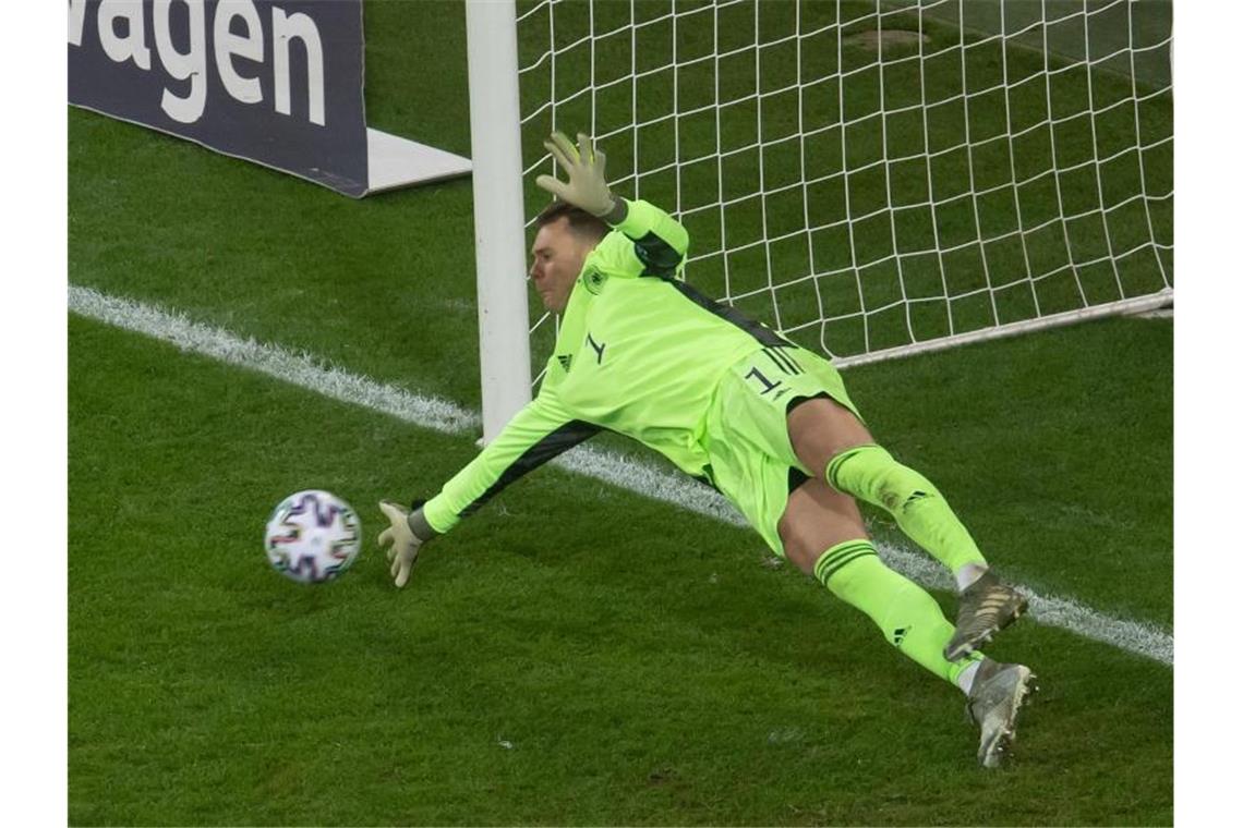 Löw-Team bucht EM-Ticket - „Sehr zufrieden“ Torwart Manuel Neuer pariert einen Elfmeter von Weißrusslands Igor Stasewitsch. Foto: Bernd Thissen/dpa
