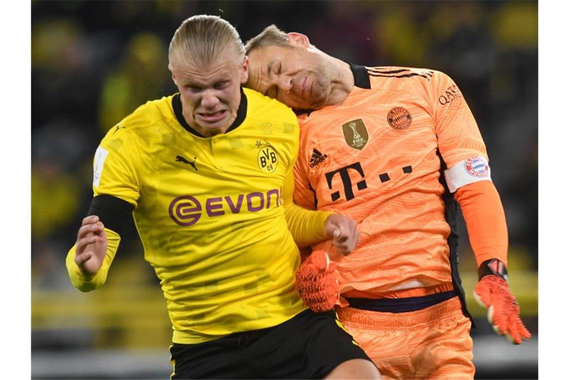 Torwart Manuel Neuer (r) verletzte sich im Supercup gegen den BVB. Foto: Bernd Thissen/dpa