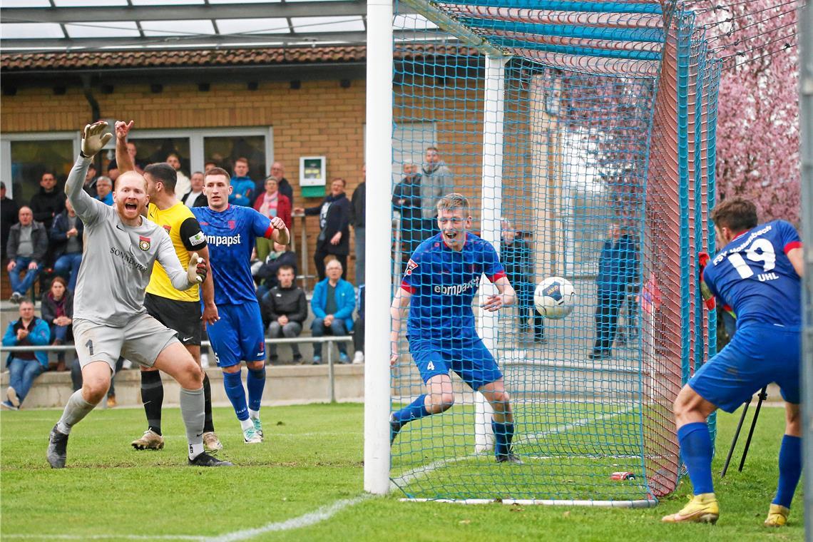 Torwart Maximilian Reule und Michael Kleinschrodt konnten protestieren wie sie wollten. Das Siegtor von Maris Uhl (rechts) zählte. Auch wenn der FSV-Kapitän den Ball zuvor mit der Hand zum umjubelten 2:1 für Hollenbach über die Linie bugsiert hatte. Foto: Marc Schmerbeck