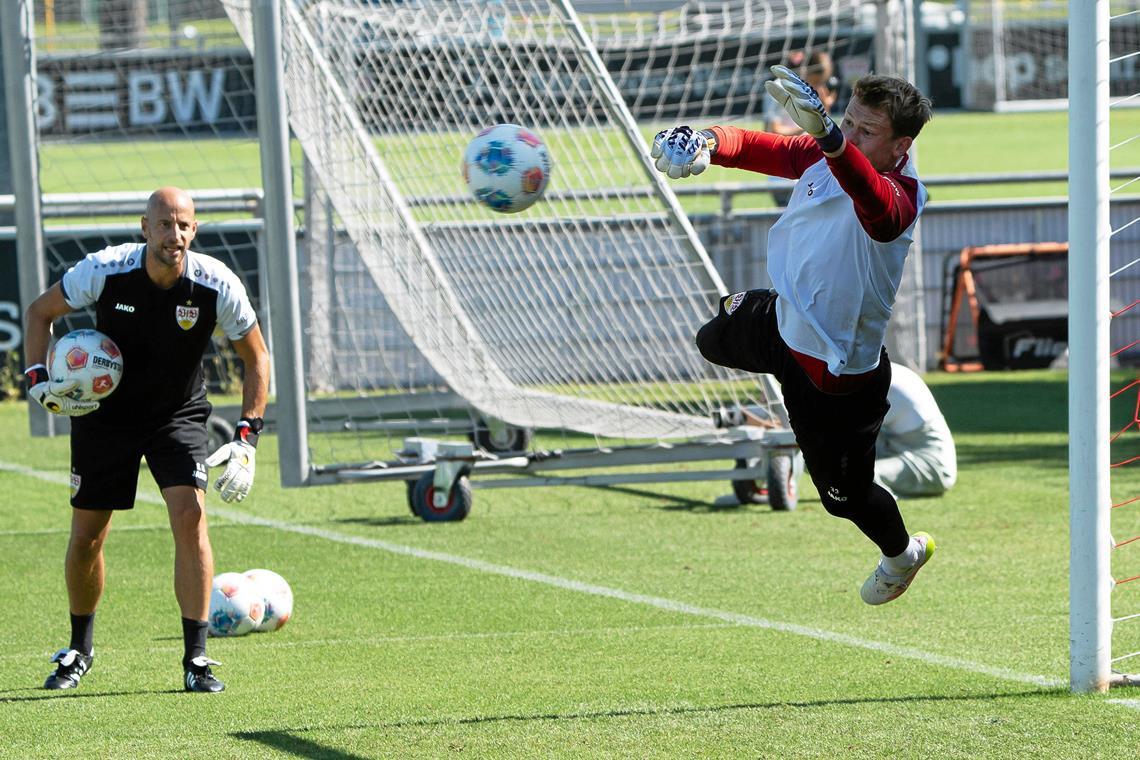 Früher Keeper des SV Unterweissach, jetzt Torwarttrainer beim VfB Stuttgart Torwarttrainer Steffen Krebs hat einen Ball abgefeuert, dem Stuttgarts Stammkeeper Alexander Nübel hinterherhechtet. Foto: Imago
