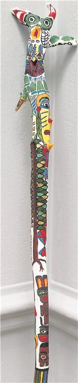 Objekt aus Auenwald in Londoner Schau „Totem Stick“ von Vera Heyer in der Gallery IV der Royal Academy of Arts in London.
