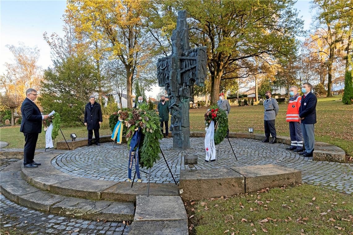 „Auch Corona kann uns das Totengedenken nicht nehmen“ Totengedenken auf dem Backnanger Stadtfriedhof. Foto: J. Fiedler