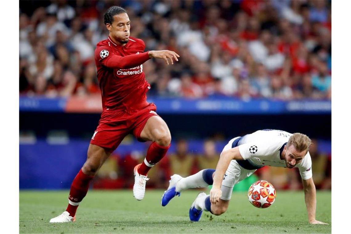 Tottenham-Star Harry Kane hat gegen Virgil van Dijk (l) das Nachsehen. Foto: Martin Rickett/PA Wire
