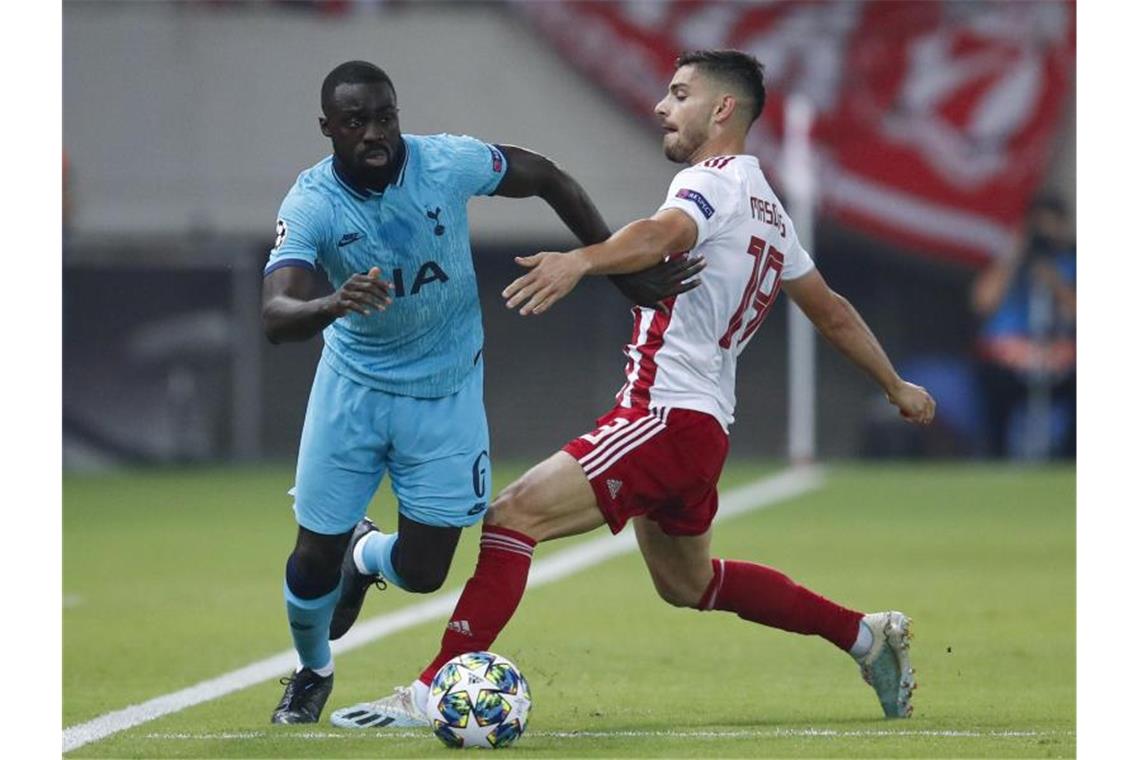 Tottenhams Davinson Sanchez (l) versucht an Piräus-Akteur Giorgos Masouras vorbeizukommen. Foto: Thanassis Stavrakis/AP