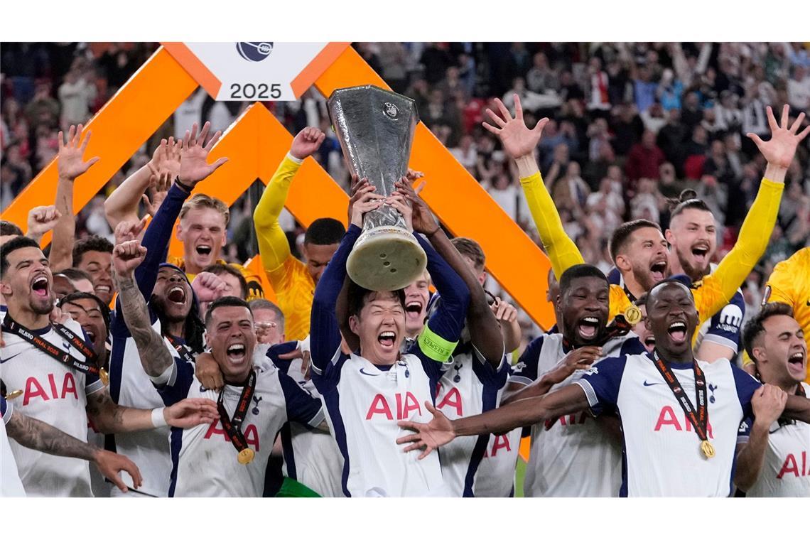 Tottenhams Son Heung-min hält den Pokal nach dem Sieg im Europa-League-Finale und jubelt mit seiner Mannschaft.