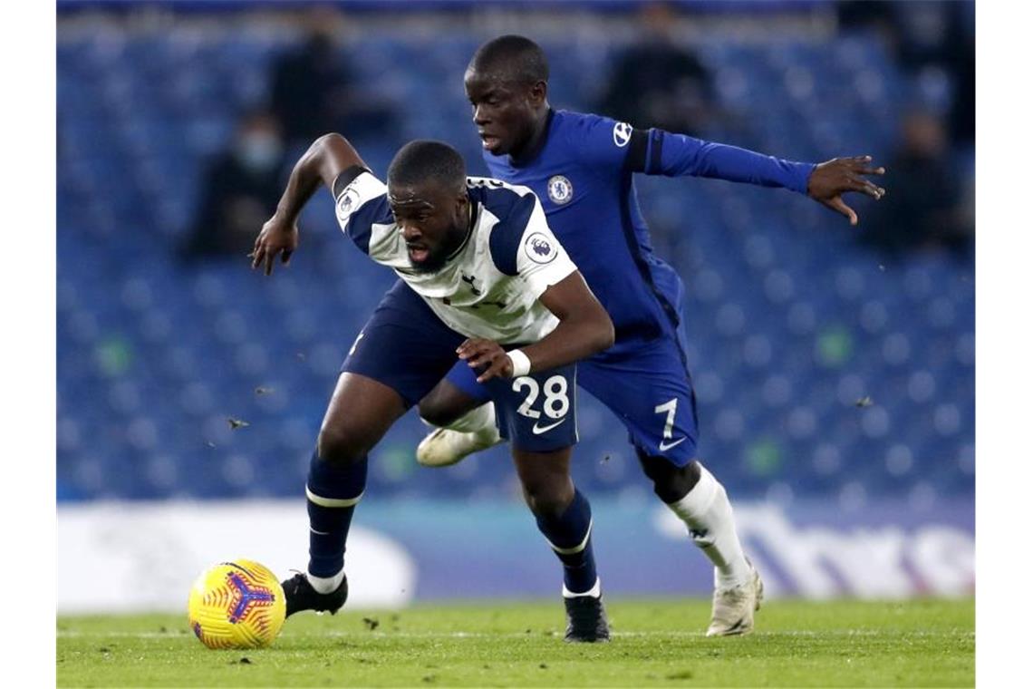 Tottenhams Tanguy Ndombele (l) im Zweikampf mit N'Golo Kante vom FC Chelsea. Foto: Matthew Childs/PA Wire/dpa