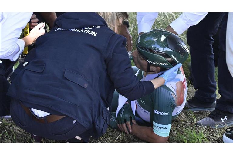 Tour de France: Nach einem schweren Sturz wird Jasper Philipsen am Straßenrand behandelt.