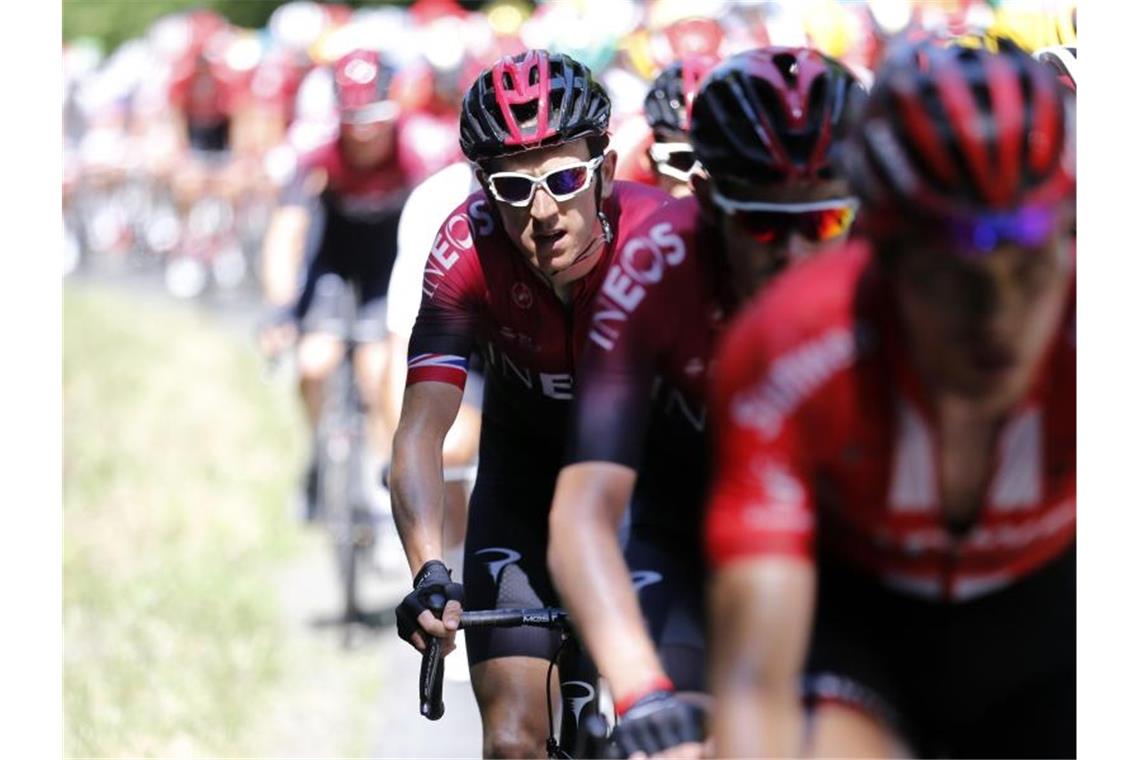 Tour-Sieger Geraint Thomas (M.) musste eine Schrecksekunde überstehen. Foto: Yuzuru Sunada/BELGA