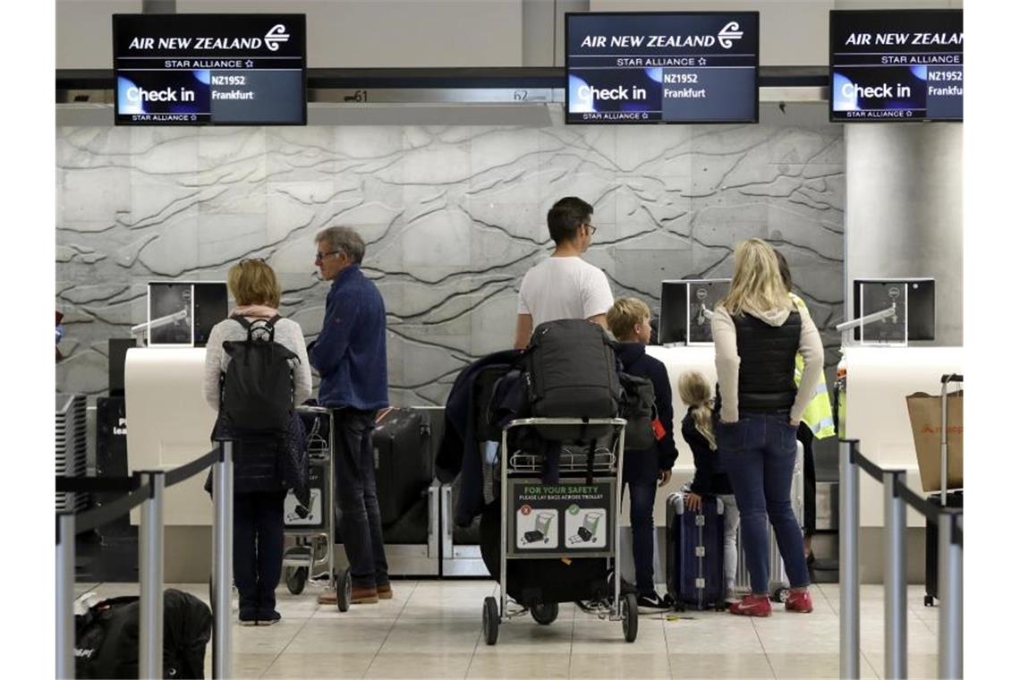 Touristen am Check-In Terminal des Flughafens Christchurch in Neuseeland. Etwa 40.000 deutschen Touristen warten immer noch auf die Rückreise. Foto: Mark Baker/AP/dpa