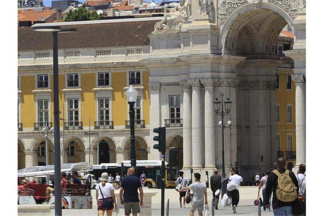Touristen am gehen Comercio-Platz in Lissabon. Foto: Edson De Souza/TheNEWS2 via ZUMA Wire/dpa