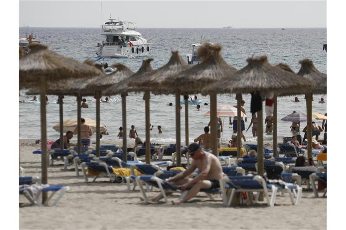 Touristen am Strand von Paguera. Spanien und die Niederlande sind seit Mitternacht als Corona-Hochinzidenzgebiete eingestuft. Foto: Clara Margais/dpa