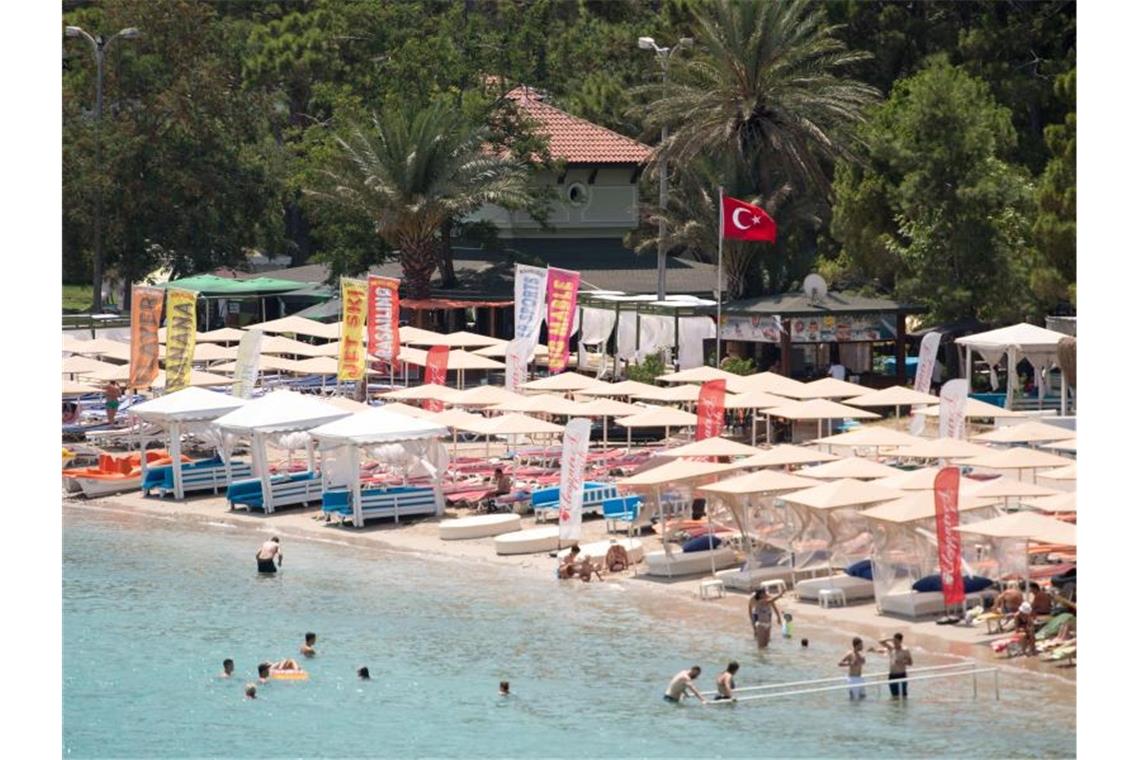 Touristen an einem Badestrand im türkischen Kemer. In der vergangenen Sommersaison war vor allem die Türkei als Reiseziel gefragt. Foto: Marius Becker/dpa