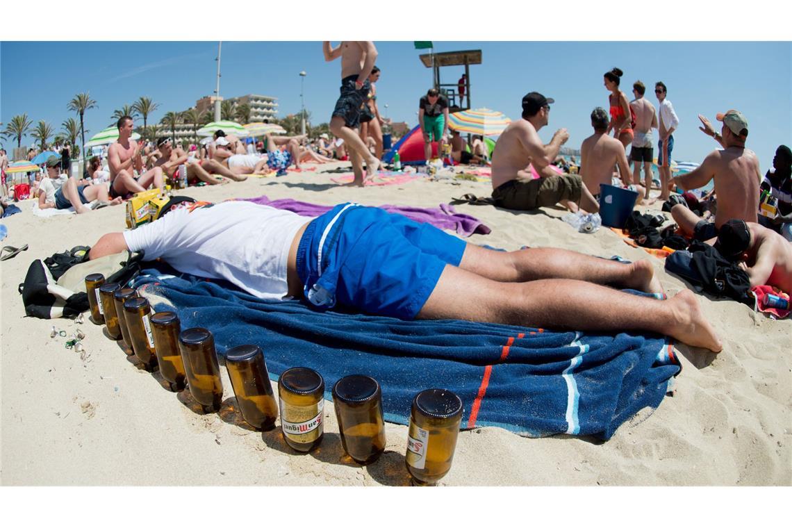 Touristen, die übermäßig viel Alkohol trinken, sind vielen auf Mallorca längst ein Dorn im Auge. (Archivbild)