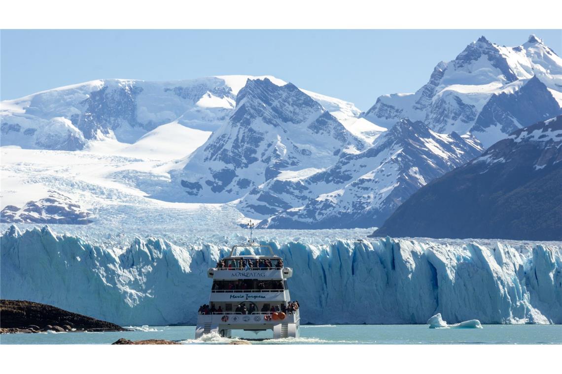 Touristen fahren durch den Lago Argentino an den Gletscher Perito Moreno.