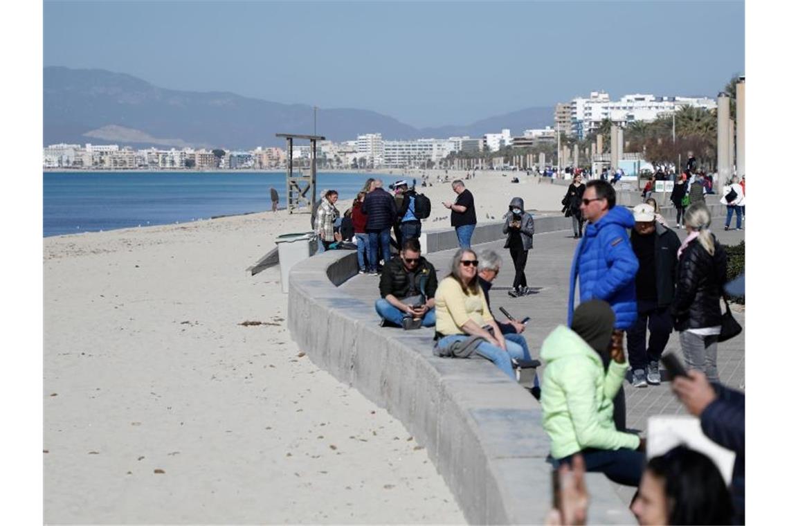 „Richtig Bock“ - Mallorca hofft auf Rekord-Saison Touristen genießen die Februarsonne auf Mallorca. Die Insel bereitet sich auf die Saison vor. Foto: Clara Margais/dpa