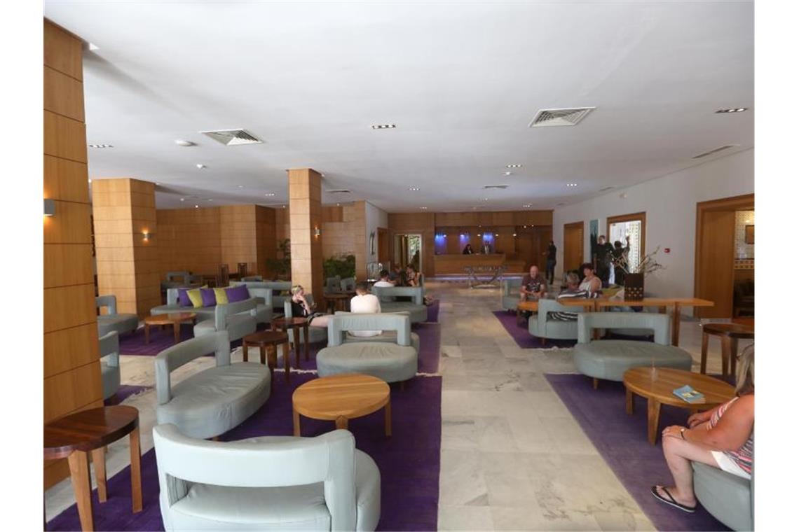 Touristen in der Lobby des „Les Orangers“-Hotels in Tunesien: Viele Kunden des Reisekonzerns Thomas Cook sitzen im Urlaub fest. Foto: Mohamed Krit/belga