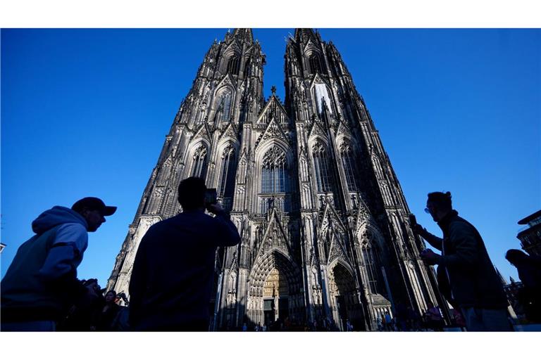 Touristen müssen für den Kölner Dom künftig Eintritt zahlen. (Archivbild)
