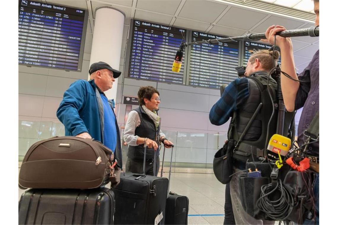 Touristen sind mit einer Sondermaschine aus Tunesien nach München zurückgekehrt. Foto: Peter Kneffel/dpa