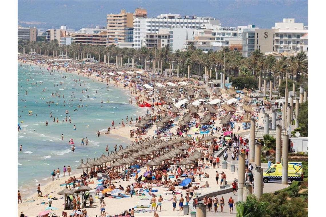Touristen sonnen sich am „Ballermann“-Strand von El Arenal auf Mallorca, wo ein 18-jähriger Deutscher eine erst 14 Jahre alte Touristin aus Deutschland vergewaltigt haben soll. Foto: Clara Margais/dpa