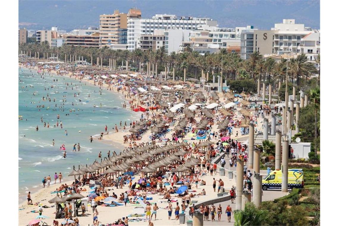 Touristen sonnen sich am Strand von El Arenal auf der Balearen-Insel Mallorca. Hotels in beliebten Urlaubsdestinationen ziehen nach der Pleite des britischen Reisekonzerns Thomas Cook eine erste Bilanz - und sie sieht vielerorts verheerend aus. Foto: Clara Margais/dpa