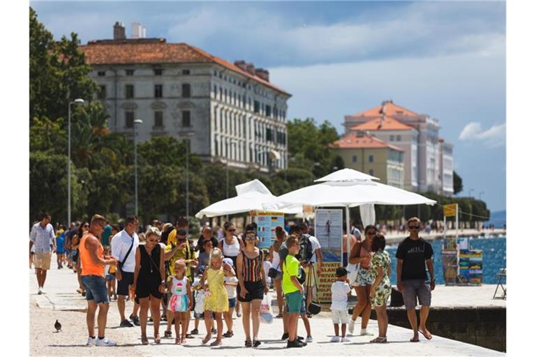 Touristen spazieren an der Uferpromenade in Zadar entlang. Ganz Kroatien gilt ab Samstag als Risikogebiet. Foto: Marko Dimic/Pixsell/Xinhua/dpa