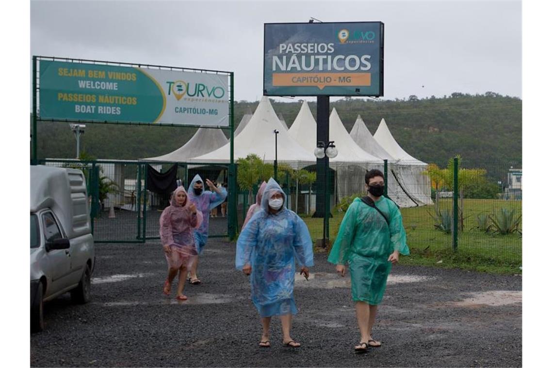 Zahl der Toten nach Felsunglück in Brasilien steigt auf zehn Touristen verlassen die Anlegestelle am Furnas-Stausee. Foto: Igor Do Vale/AP/dpa