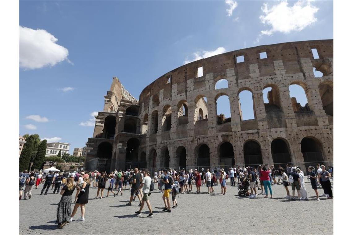 Touristen warten in einer Schlange, um das Kolosseum zu betreten. In Italien gelten ab diesem Mittwoch verschärfte Corona-Regeln. Foto: Riccardo De Luca/AP/dpa