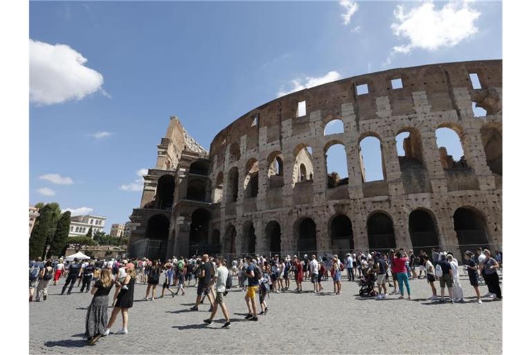 Touristen warten in einer Schlange, um das Kolosseum zu betreten. In Italien gelten ab diesem Mittwoch verschärfte Corona-Regeln. Foto: Riccardo De Luca/AP/dpa