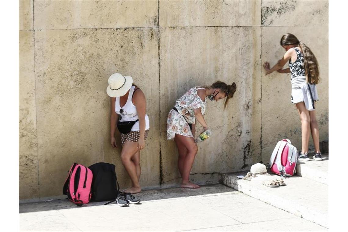 2020 wärmstes Jahr in Europa seit Beginn der Aufzeichnungen Touristinnen kühlen sich am Trevi-Brunnen in Rom ab (Archiv). Foto: Cecilia Fabiano/LaPresse via ZUMA Press/dpa